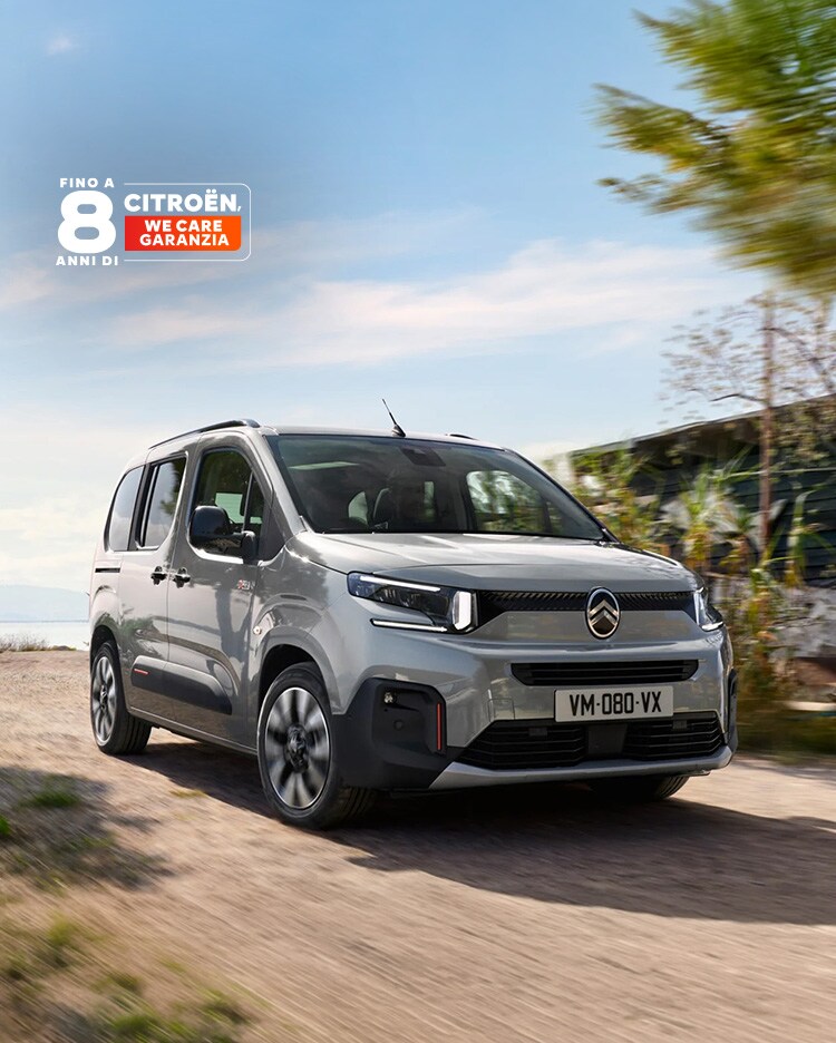 Vista anteriore a tre quarti del Berlingo che mostra un design adatto alla famiglia, comfort, sicurezza, connettività e una presenza moderna e sicura