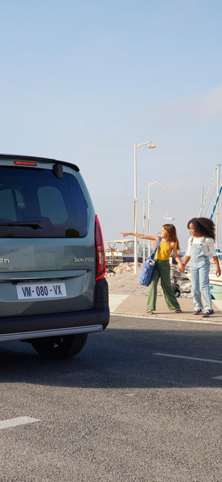 Vista posteriore di tre quarti del Berlingo che mette in evidenza il design esterno moderno, la sicurezza, l'efficienza e la presenza visiva affidabile