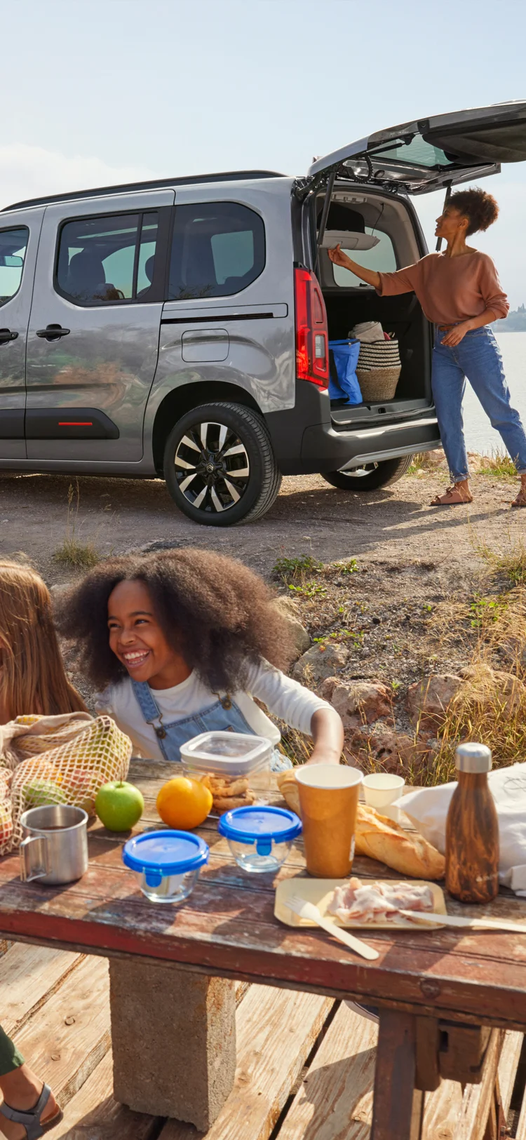 Vista laterale del Berlingo con bagagliaio aperto che mostra l'ampio vano di carico, la praticità, la sicurezza, l'efficienza e l'uso familiare affidabile
